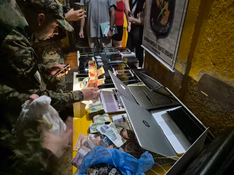 Antidrogas allanan despensa e incautan 56 celulares y más de G. 50 millones