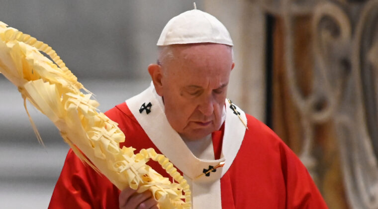 El papa agradece las oraciones por su salud tras presidir la misa de Ramos