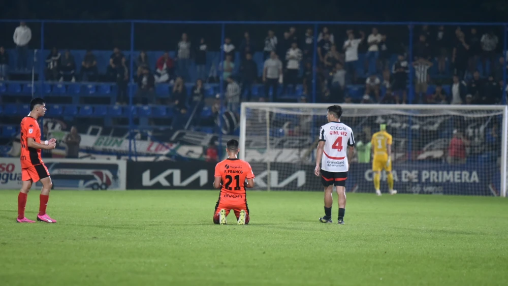Nacional sorprende en Villa Elisa y da el primer golpe al campeón