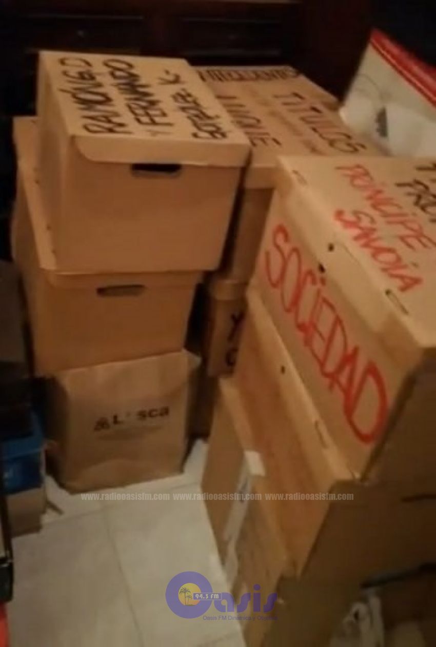Cajas llenas de títulos y lujos en la casa de Óscar González Daher