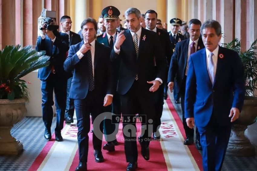 Proponen al presidente de Uruguay uso de un puerto para fábrica de celulosa