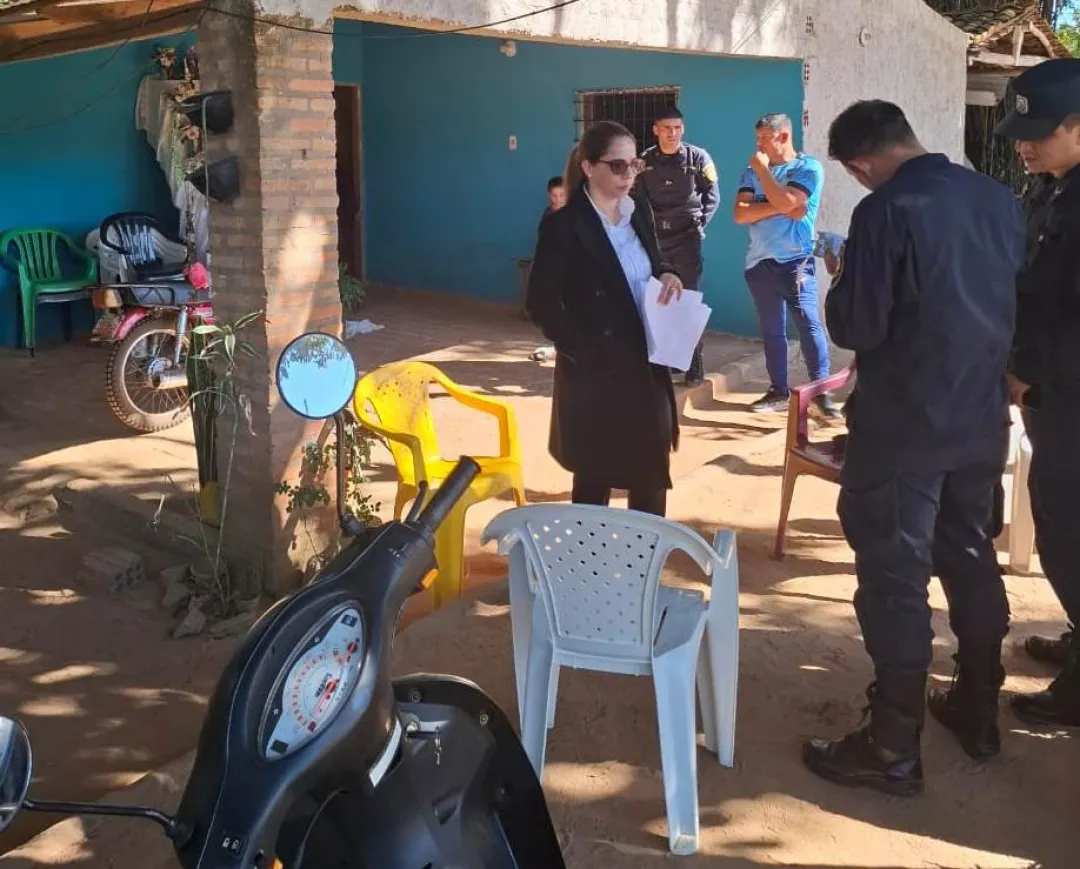 Allanan vivienda en Caazapá en busca de agente policial prófugo por abuso sexual en niños