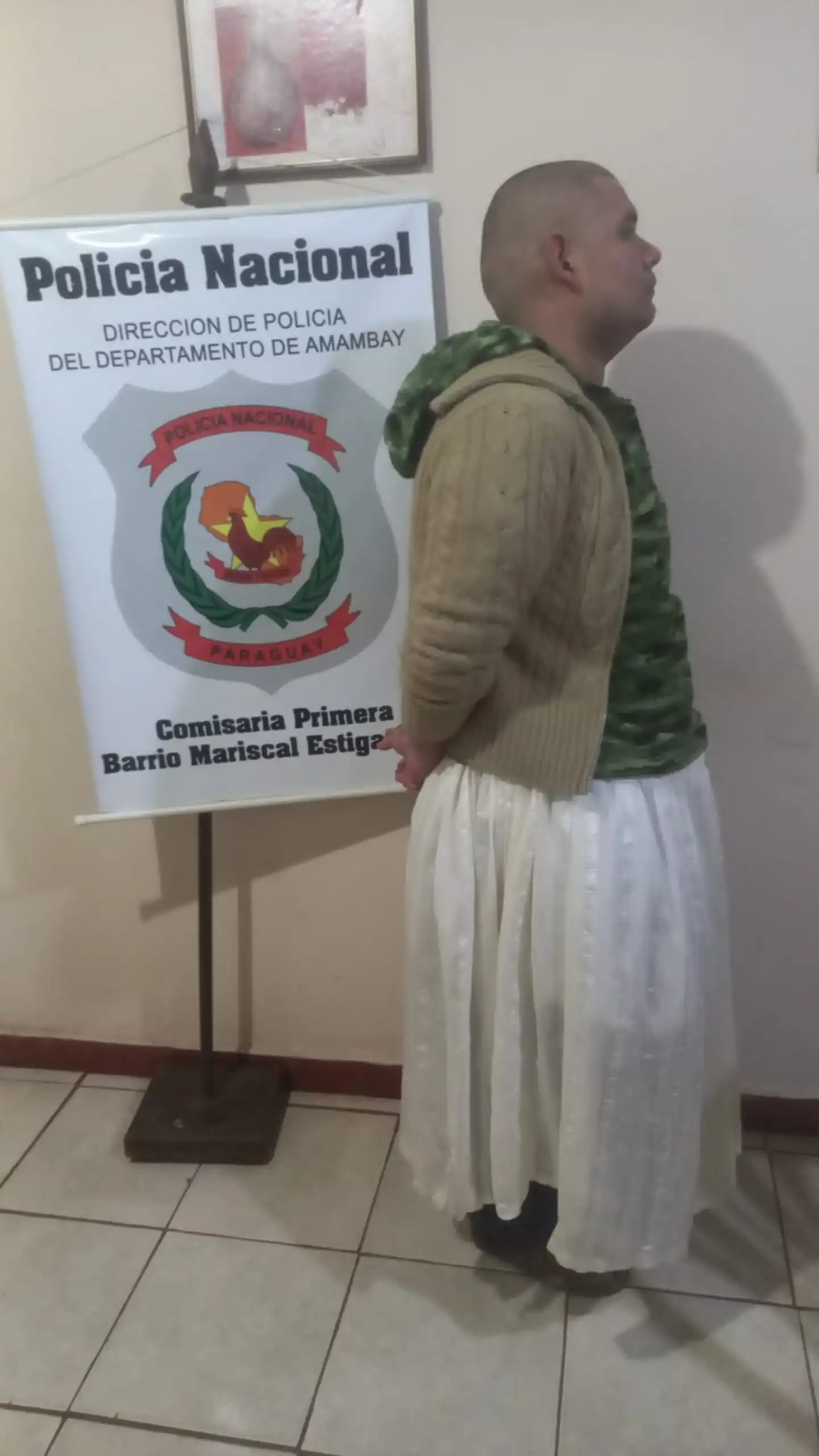 Se vistió de mujer para robar en un supermercado