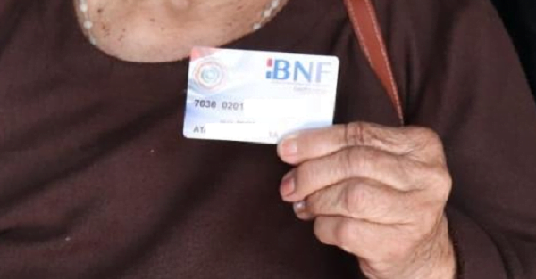 Pese a la prematura llegada de las tarjetas de la tercera edad, muchos aún no las retiraron