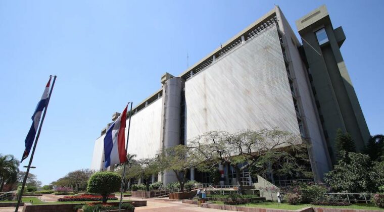 Feriado bancario rige hoy, pero atenderán hasta las 10:45