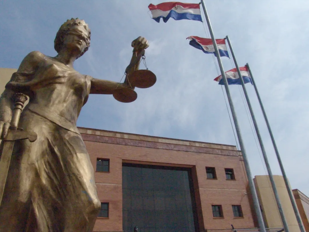 Supuestos problemas de expareja deriva en daños materiales y un magistrado denunciado