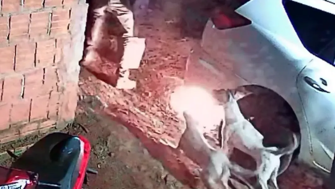 Violento conflicto vecinal en Pedro Juan Caballero: le prenden fuego al auto de una dirigente