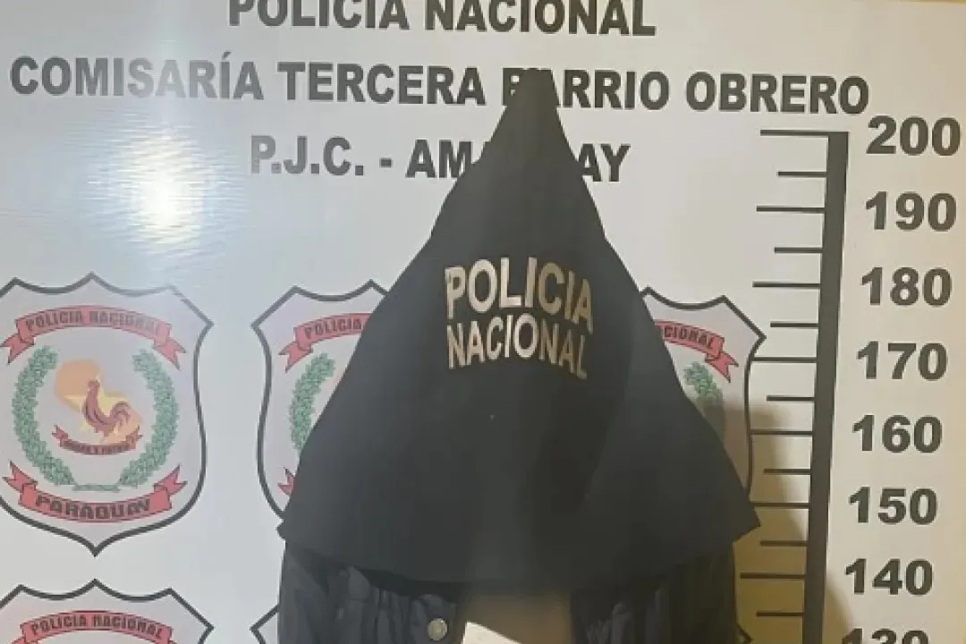 Persecución policial culmina con la aprehensión de dos personas y la incautación de una motocicleta