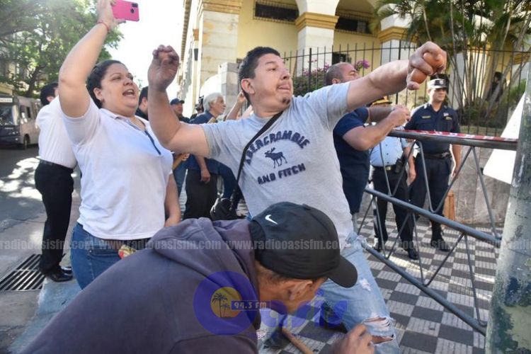 Incidentes y huevazos frente al Ministerio de Hacienda