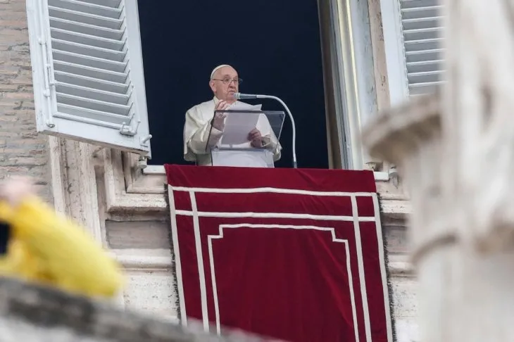 Papa Francisco dice que hay que aprender a hacerse a un lado en el momento justo