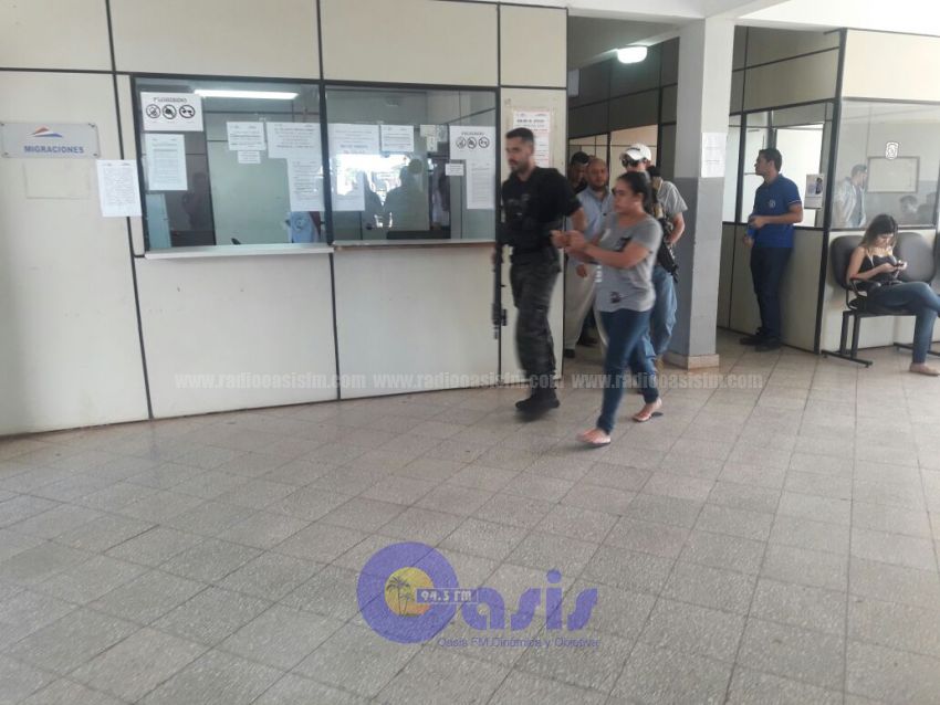 Expulsan del país a supuesta pistolera del PCC