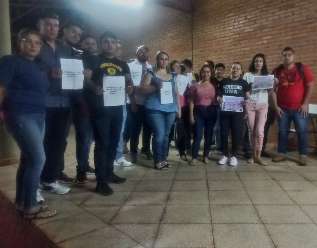 Alumnos del 5to año de la UNA Derecho PJC, reclaman cambio de docente 
