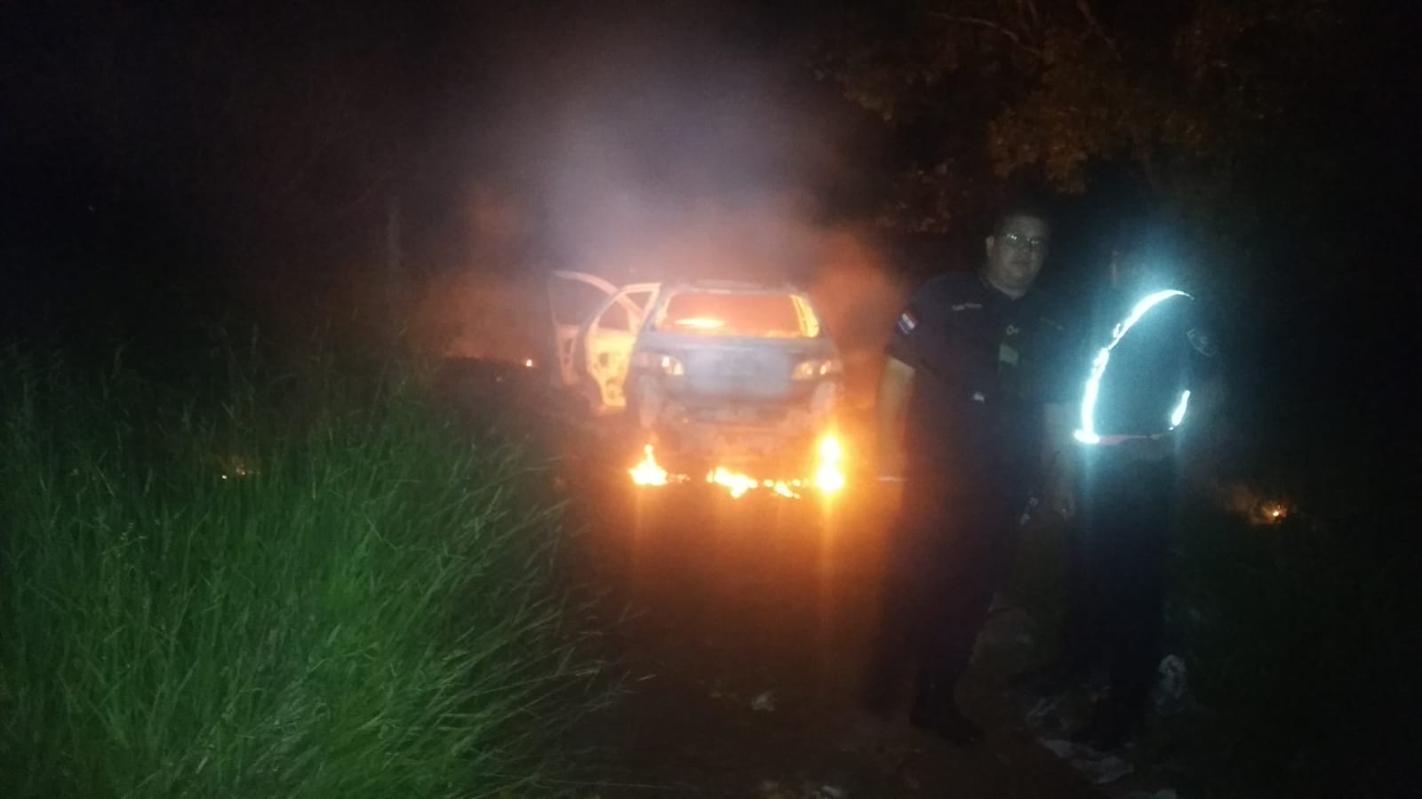 Reportan incendio de vehículo en la fracción Parque del Sud