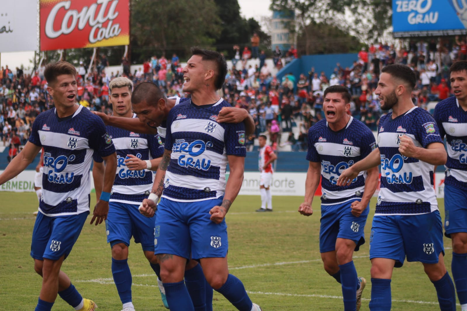 El Gallo no suelta la punta