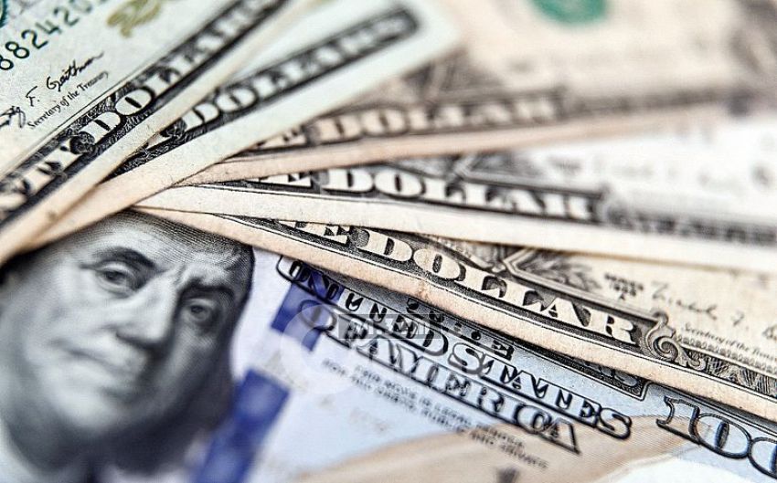 El dólar retrocede en el inicio de operaciones de la semana