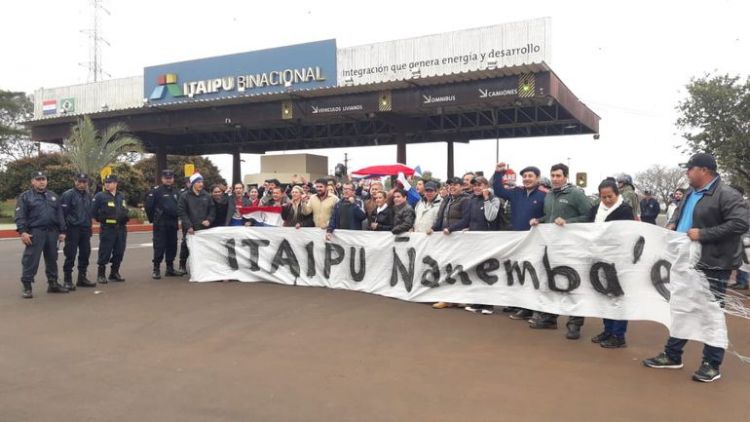 Manifestación contra entreguismo en Itaipú