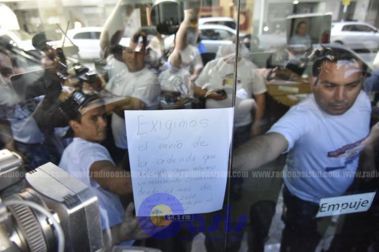 Docentes toman sede del MEC