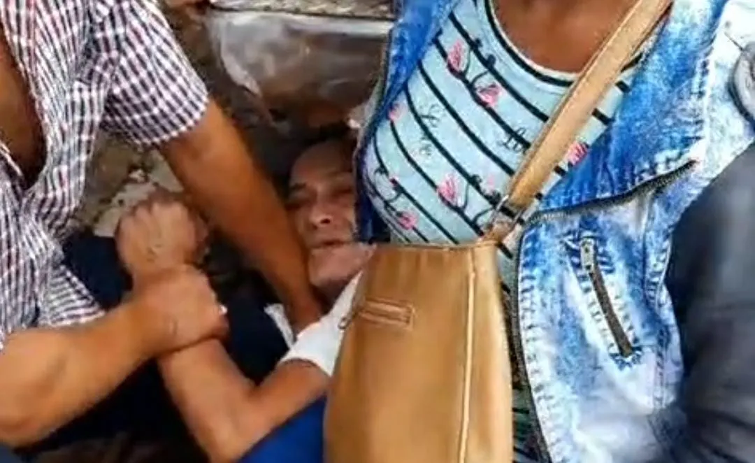 Tras haber robado una cartera en el Hospital Regional, víctimas atraparon a supuesto descuidista