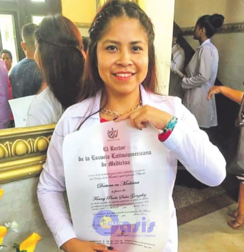 Indígena se gradúa en Medicina