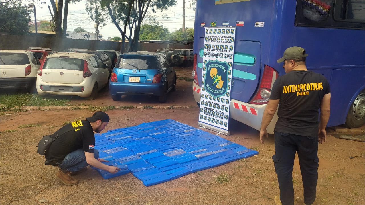 Incautan más de 500 kilos de marihuana de bus de turismo con pasajeros