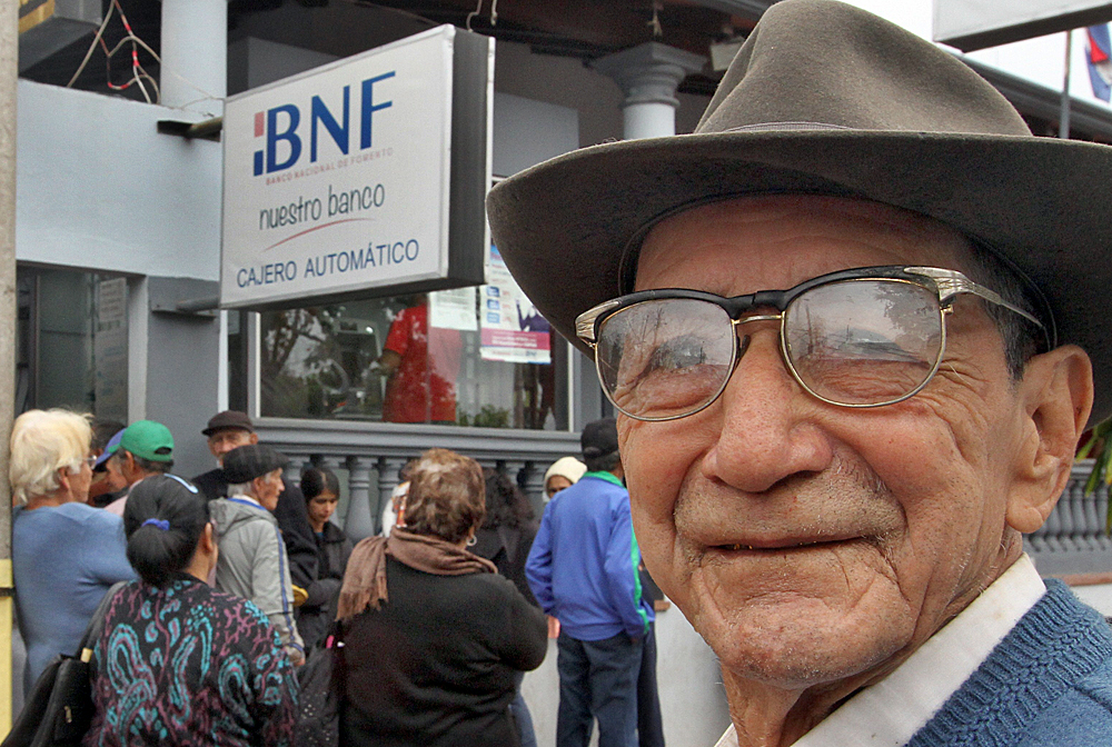 Hoy viernes, más de 450 nuevos beneficiados de la Tercera Edad estarán recibiendo tarjetas de cobro
