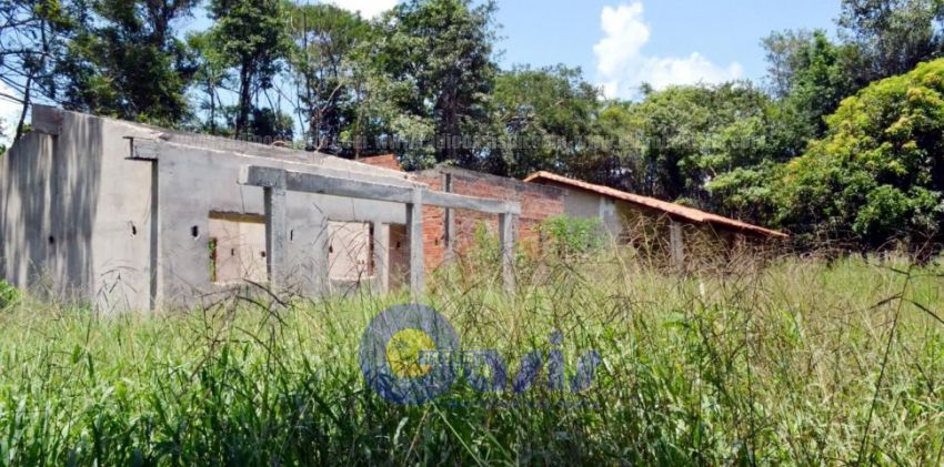 Muebles deshechos, aulas en ruinas y obras inconclusas