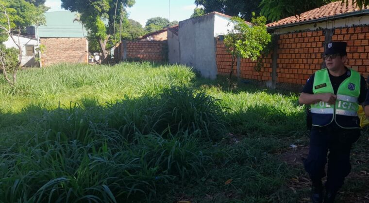 Beba arrojada a un baldío es hija de una adolescente, ordenan captura de la abuela