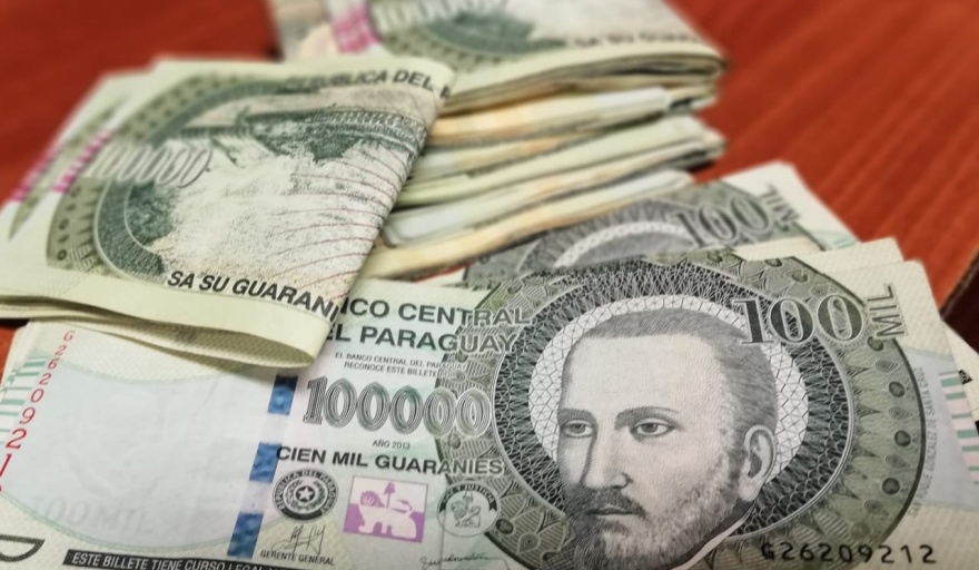Hoy jueves cobran funcionarios administrativos y el personal de salud