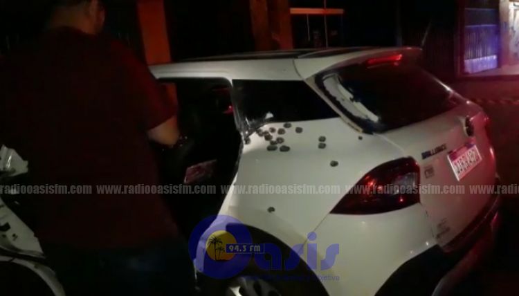 Acribillan vehículo estacionado frente a la casa de un concejal en Pedro Juan 