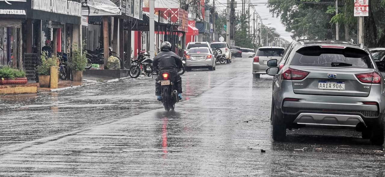 Domingo fresco a cálido y lluvioso