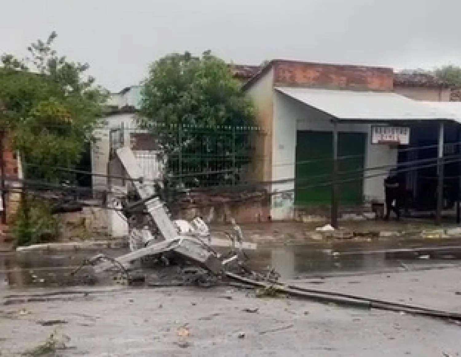 Violento temporal causa destrozos y cortes de energía en varios puntos del país