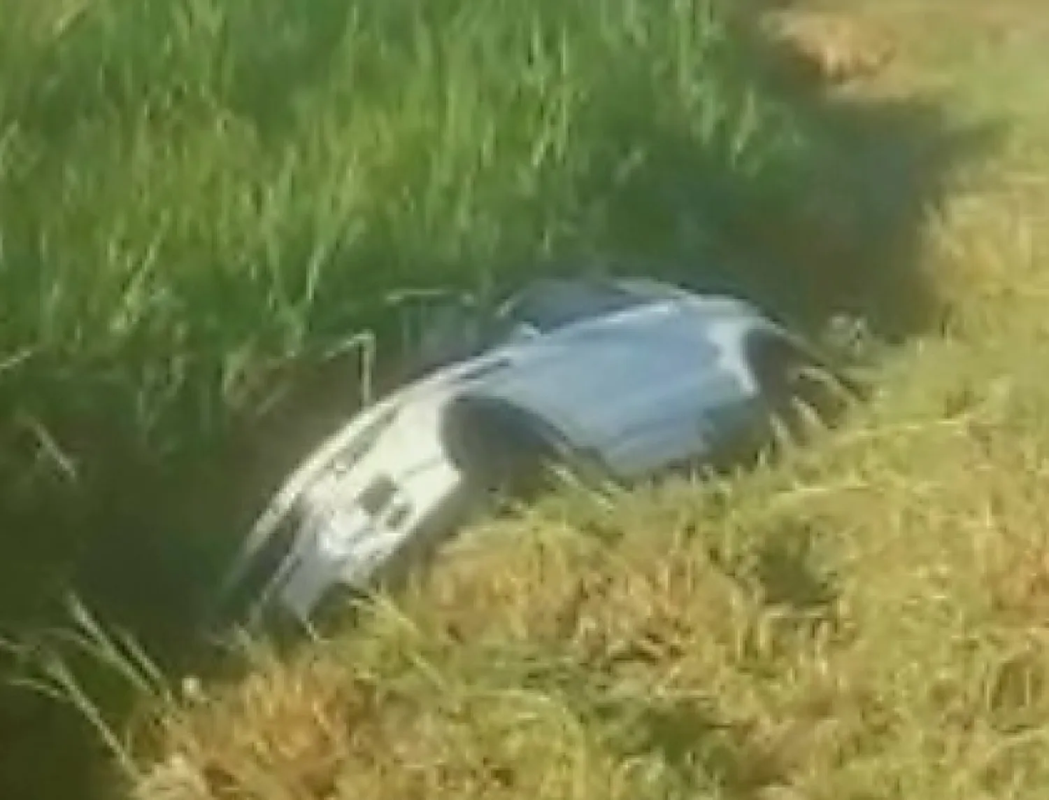 Vehículo de alta gama cae en una zanja sobre la Ruta PY05 en Pedro Juan