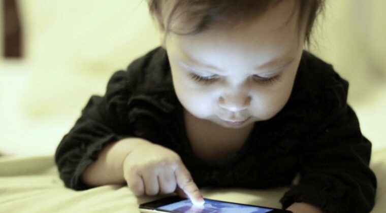 Niños y el celular: “No porque sepan usarlo significa que son superdotados”