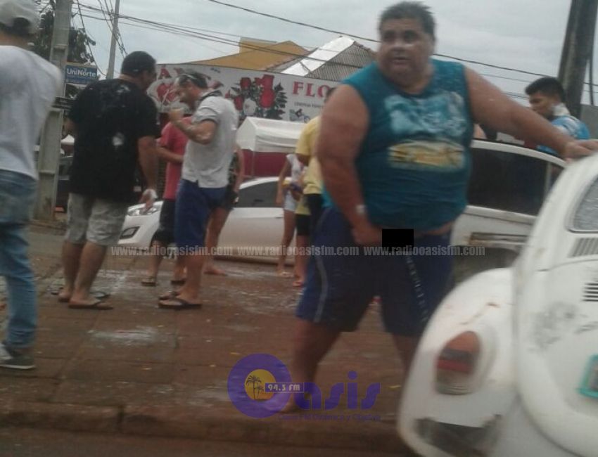 Filman a Presidente de la Junta en total estado de ebriedad orinando en paseo central