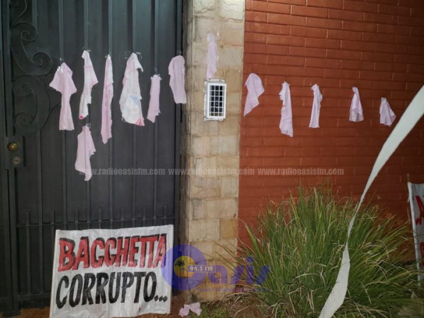 Escrachadores cuelgan paños para las lágrimas de Bacchetta