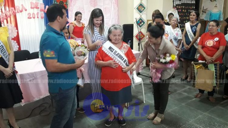 Miss tejedora de Ñandutí tiene 84 años y trabaja sin anteojos