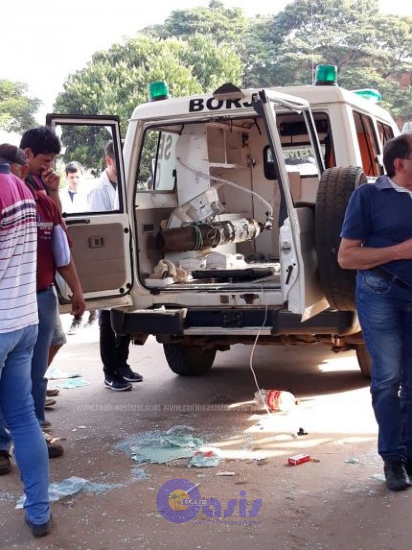 Destrozan ambulancia