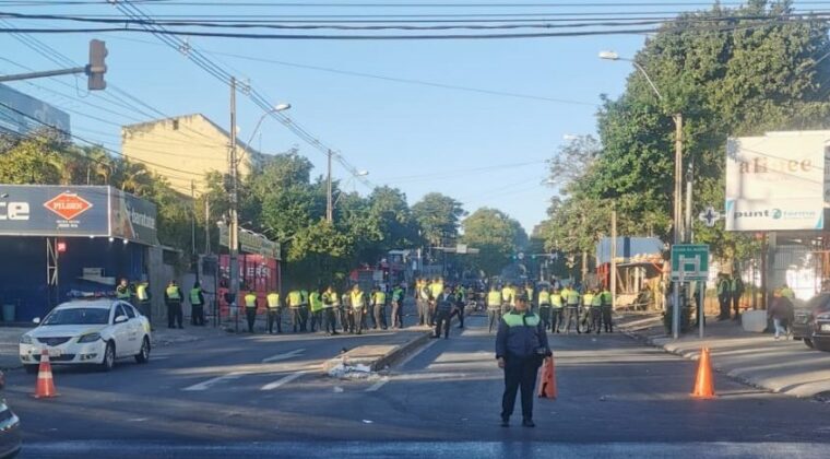 Policía en alerta por 700 indígenas con bombas molotov, palos y cascotes