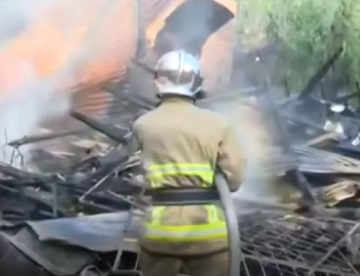 Hombre incendia vivienda de su familia y huye en Ciudad del Este