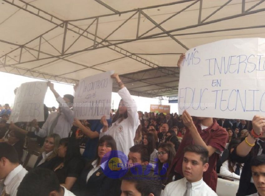 Guardias presidenciales quitan carteles a estudiantes en protesta