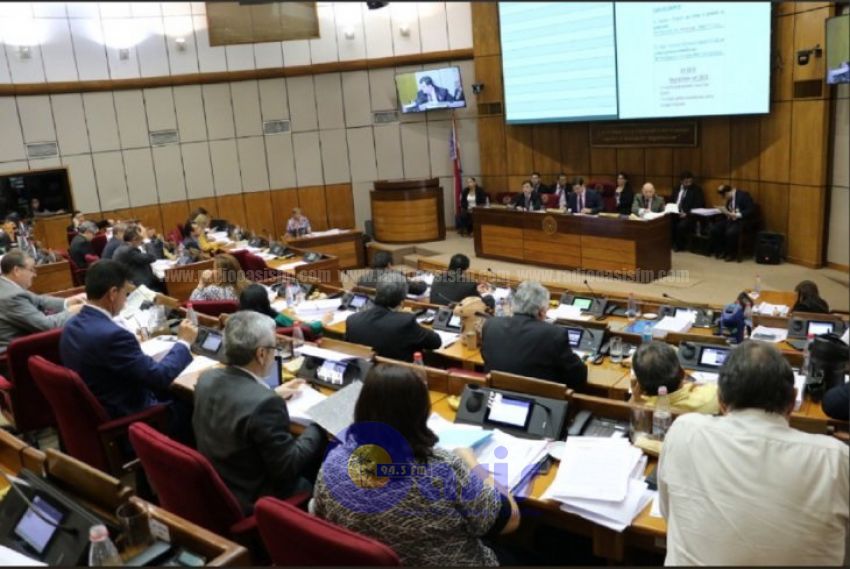 Senado aprueba 16% de aumento salarial para docentes
