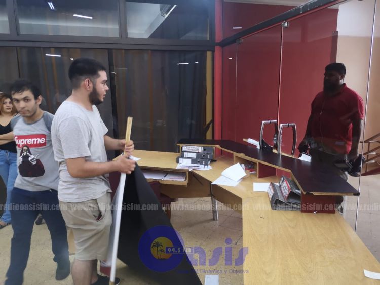 Jóvenes toman Junta de Gobierno tras postergación de elecciones