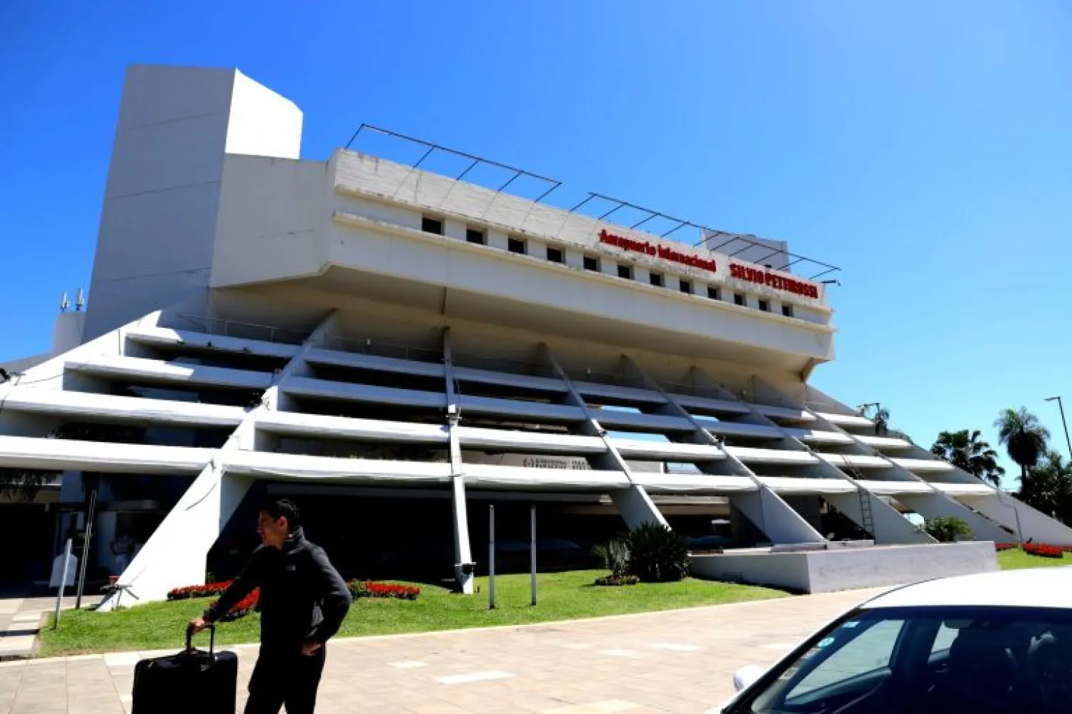 Aeropuerto Silvio Pettirsossi recibe certificación de seguridad para operar vuelos directos a EE.UU