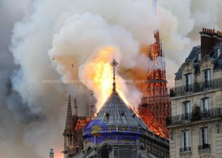 Se incendia Catedral Notre Dame