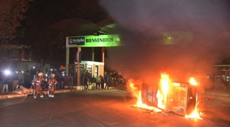 Abasto: Una turba ataca a la Policía y quema dos vehículos