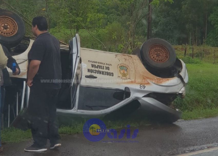 Camioneta de la Gobernación de Itapúa vuelca con tres funcionarios