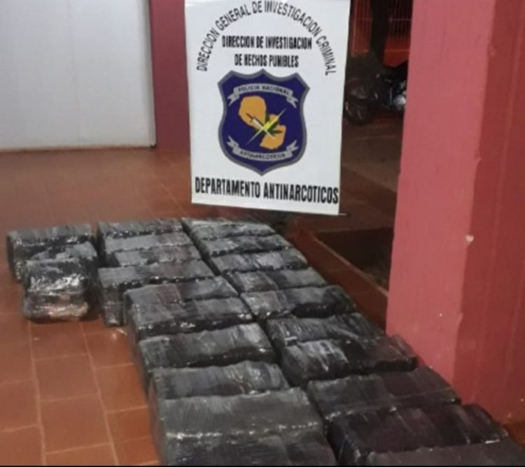 Incautan 454 kilos de marihuana en auto abandonado por presuntos narcos