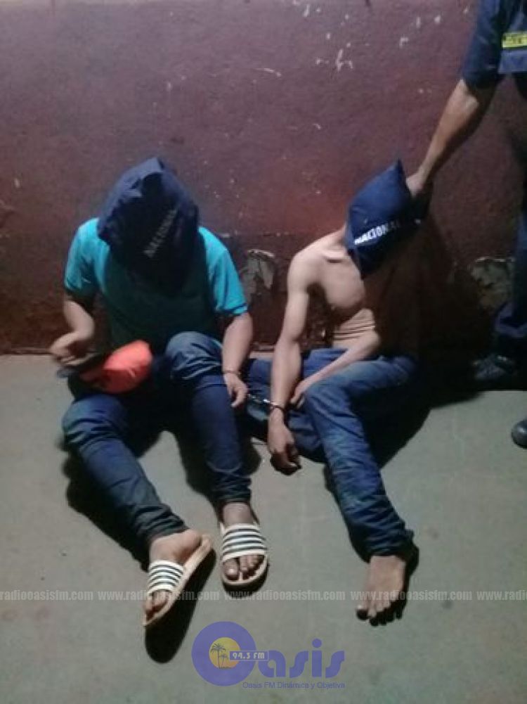 Detienen a dos personas que se paseaban con dos fusiles sobre una moto en Lima