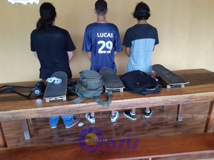 Jóvenes brasileños fueron sorprendidos con porciones de marihuana en Pedro  Juan