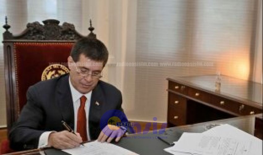 Cartes presenta renuncia al Ejecutivo con miras al Senado